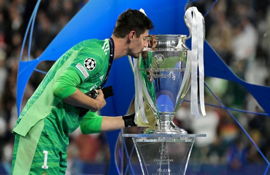 Thibaut Courtois, alături de trofeul UEFA Champions League
