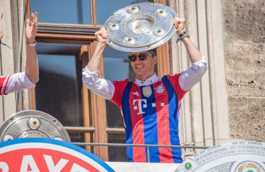 Rober Lewandowski sărbătoreşte titlul câştigat cu Bayern Munchen