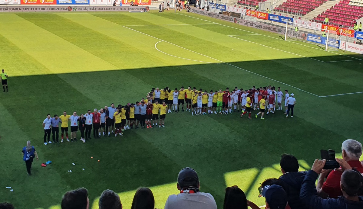 Jucătorii de la Sepsi și Csikszereda, pe stadionul Giulești, după finala Cupei Elitelor U19
