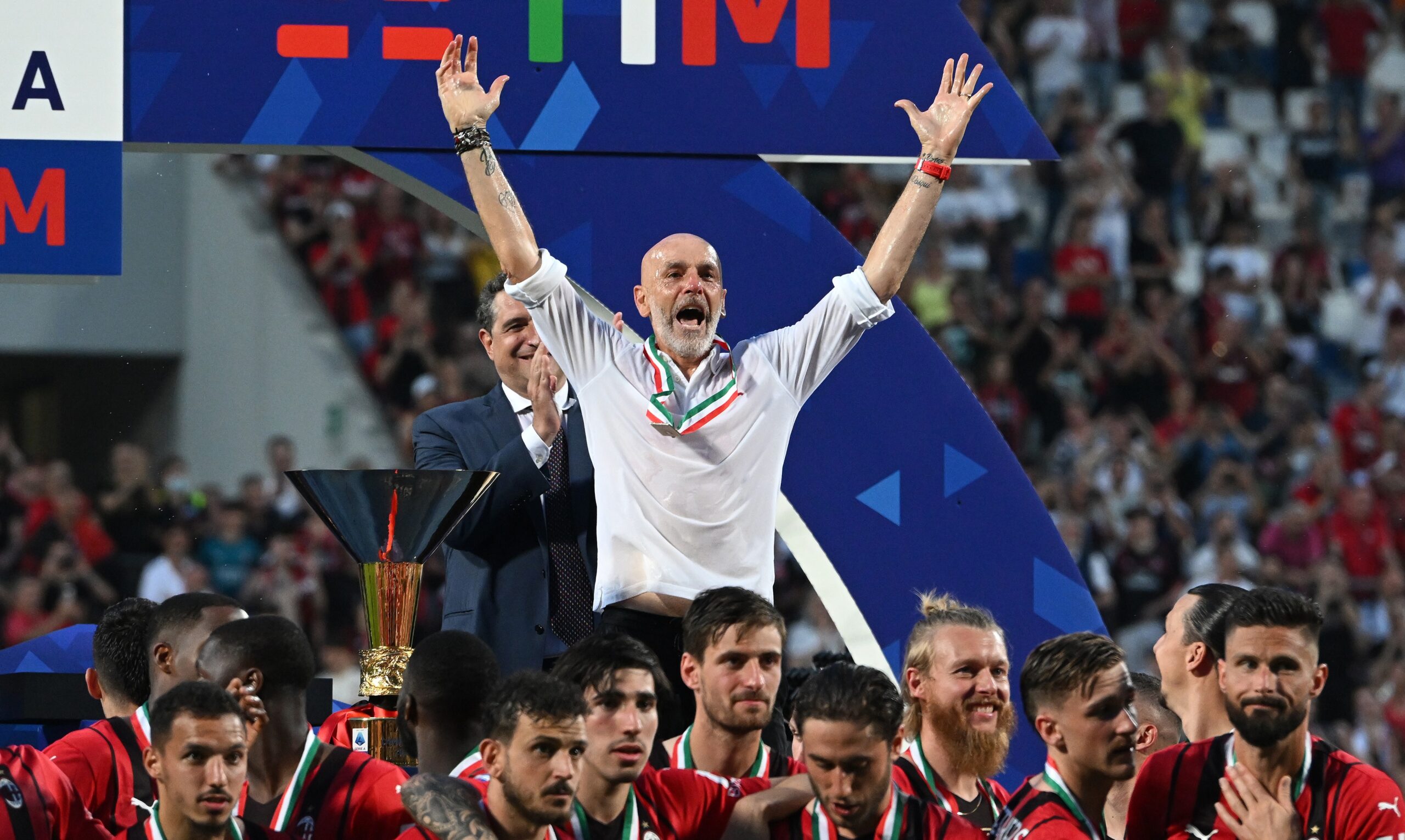 Stefano Pioli sărbătorește titlul câștigat alături de Milan