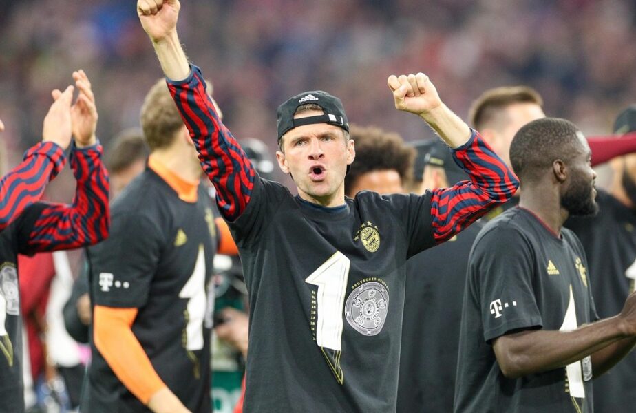 Thomas Muller celebrează titlul cucerit de Bayern Munchen, după victoria cu 3-1 din "Der Klassiker", cu Borussia Dortmund