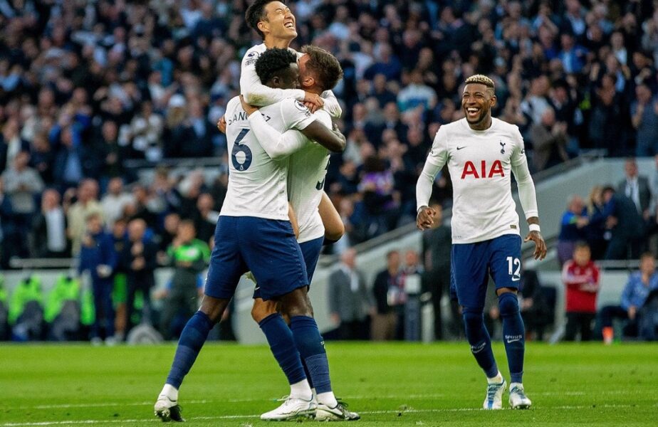 Jucătorii lui Tottenham, în timpul derby-ului cu Arsenal, din etapa a 36-a din Premier League 2021/2022