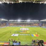 Atmosferă de vis în Giulești, înainte de România – Finlanda! Întregul stadion a cântat „Deșteaptă-te, române!”. Imagini de colecție