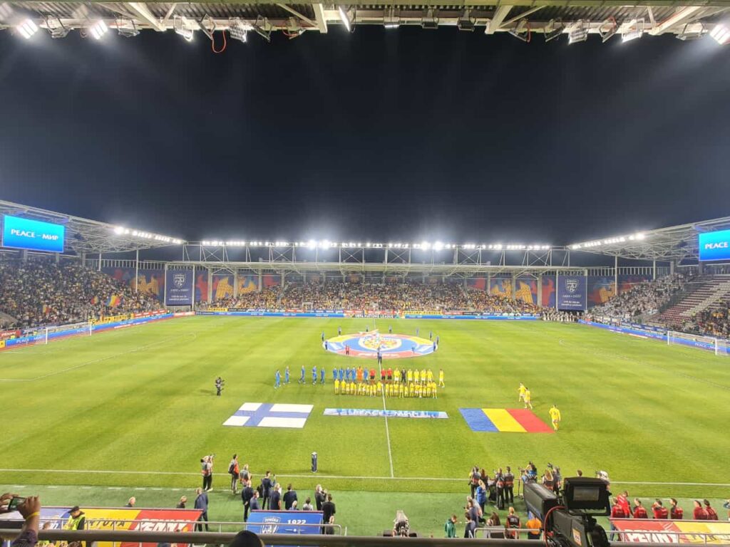 Atmosferă de vis în Giulești, înainte de România – Finlanda! Întregul stadion a cântat „Deșteaptă-te, române!”. Imagini de colecție