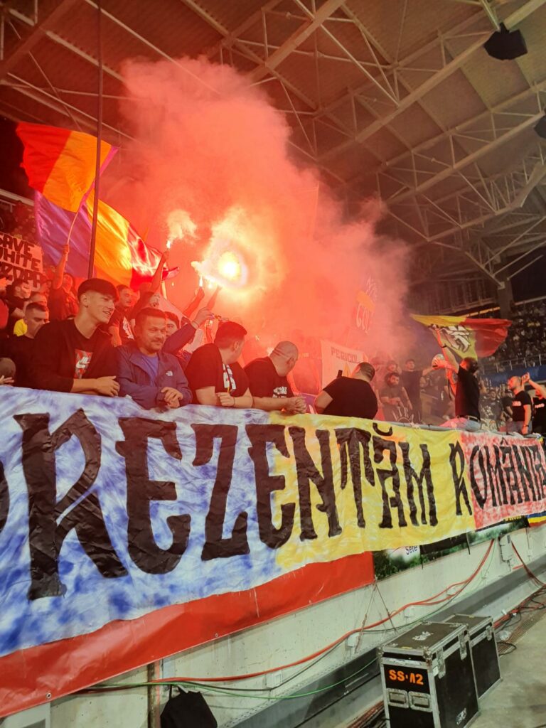 Atmosferă de vis în Giulești, înainte de România – Finlanda! Întregul stadion a cântat „Deșteaptă-te, române!”. Imagini de colecție