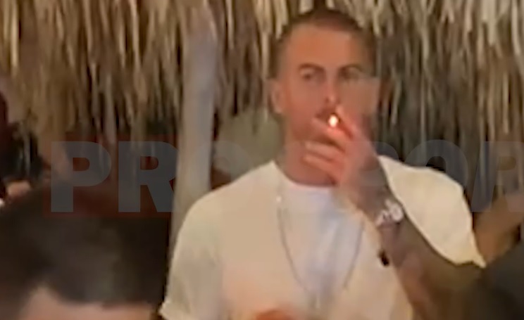 Denis Alibec, surprins în timp ce fumează cu sete în Vama Veche. Imagini compromițătoare pentru internaționalul român