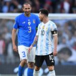 Giorgio Chiellini, alături de Lionel Messi, în Italia - Argentina 0-3