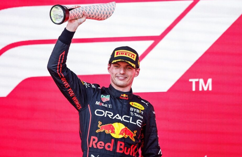 Max Verstappen celebrează victoria de la Marele Premiu al Azerbaidjanului