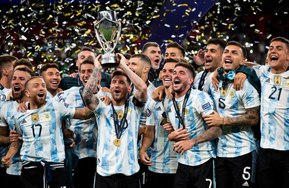 Imagini virale cu Lionel Messi după câştigarea Finalissima 2022. Cântecul care aminteşte de Diego Maradona: „Este mâna lui Messi!”