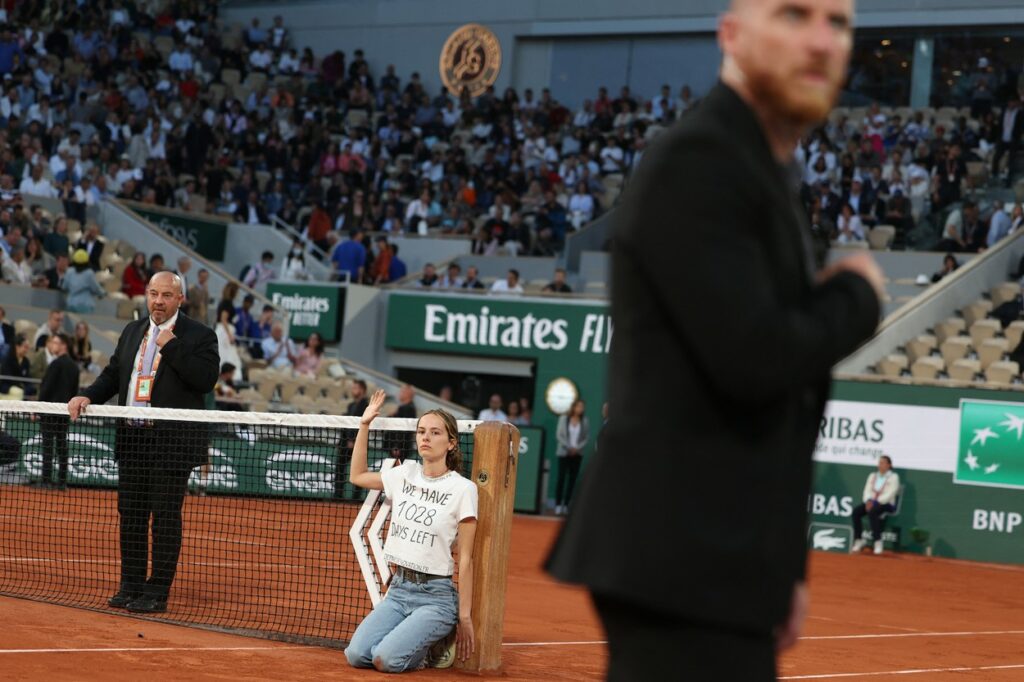 Protest incredibil la Roland Garros 2022. O tânără şi-a legat gâtul de fileu în timpul semifinalei Casper Ruud – Marin Cilic VIDEO