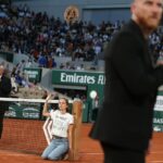 Protest incredibil la Roland Garros 2022. O tânără şi-a legat gâtul de fileu în timpul semifinalei Casper Ruud – Marin Cilic VIDEO