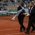 Protest incredibil la Roland Garros 2022. O tânără şi-a legat gâtul de fileu în timpul semifinalei Casper Ruud – Marin Cilic VIDEO