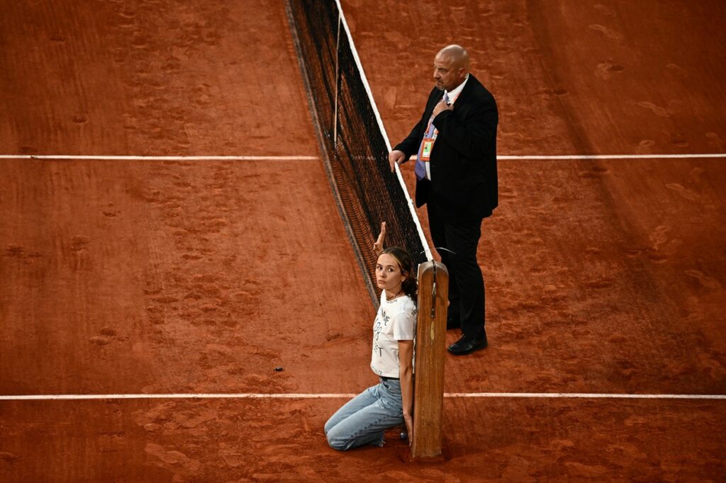Protest incredibil la Roland Garros 2022. O tânără şi-a legat gâtul de fileu în timpul semifinalei Casper Ruud – Marin Cilic VIDEO
