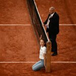 Protest incredibil la Roland Garros 2022. O tânără şi-a legat gâtul de fileu în timpul semifinalei Casper Ruud – Marin Cilic VIDEO