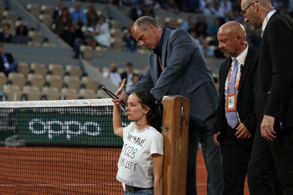 Protest incredibil la Roland Garros 2022. O tânără şi-a legat gâtul de fileu în timpul semifinalei Casper Ruud – Marin Cilic VIDEO