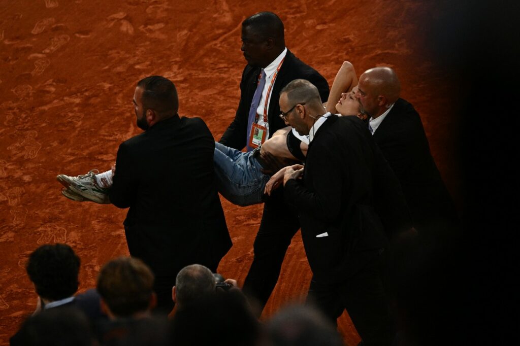 Protest incredibil la Roland Garros 2022. O tânără şi-a legat gâtul de fileu în timpul semifinalei Casper Ruud – Marin Cilic VIDEO