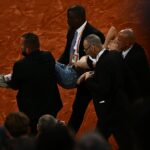 Protest incredibil la Roland Garros 2022. O tânără şi-a legat gâtul de fileu în timpul semifinalei Casper Ruud – Marin Cilic VIDEO