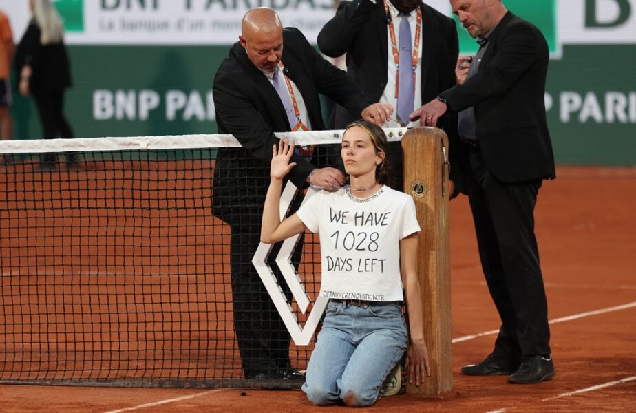 Protest incredibil la Roland Garros 2022. O tânără şi-a legat gâtul de fileu în timpul semifinalei Casper Ruud – Marin Cilic VIDEO