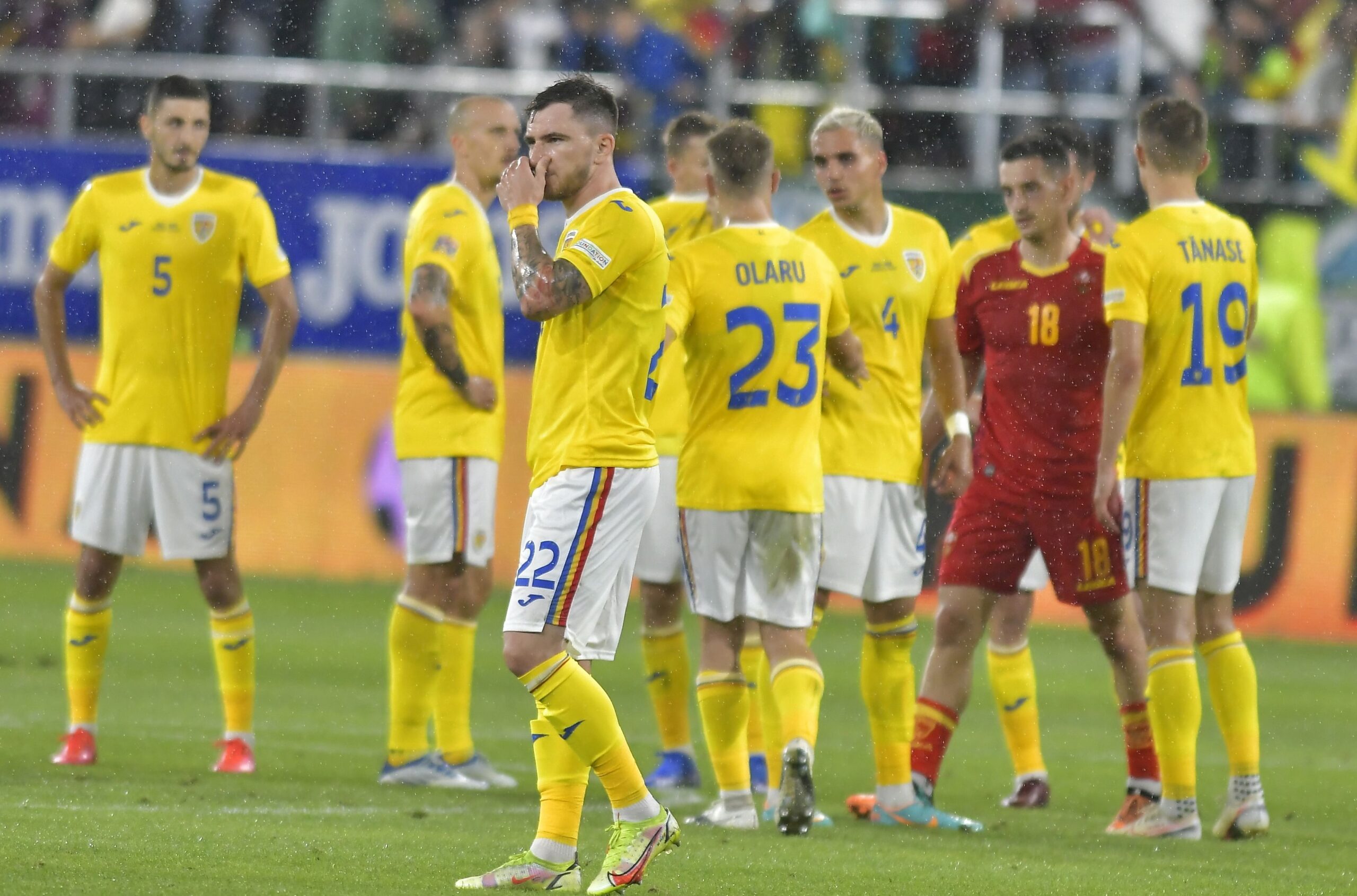 Jucătorii României, la finalul meciului cu Muntenegru