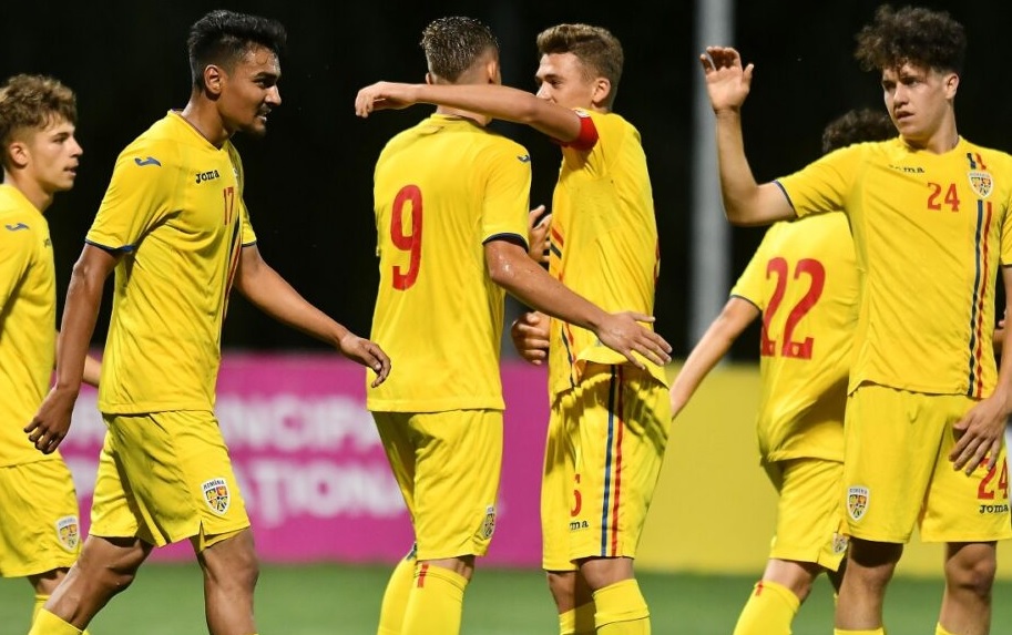 Jucătorii României U19 sărbătoresc marcarea unui gol
