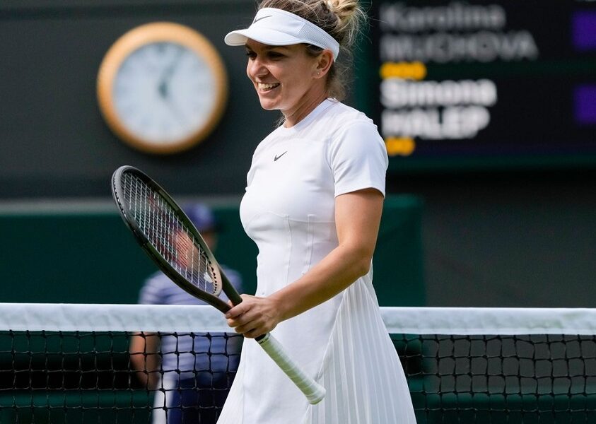 Simona Halep, în timpul partidei din primul tur de la Wimbledon 2022