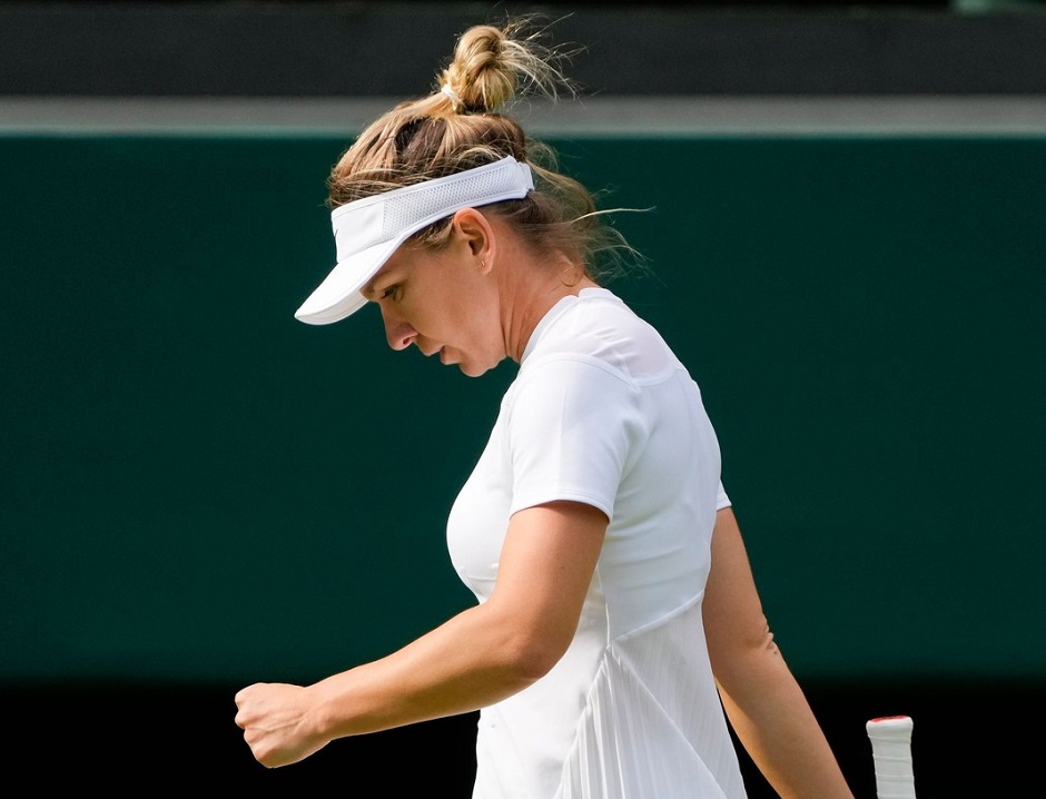 Simona Halep, în timpul partidei din primul tur de la Wimbledon 2022