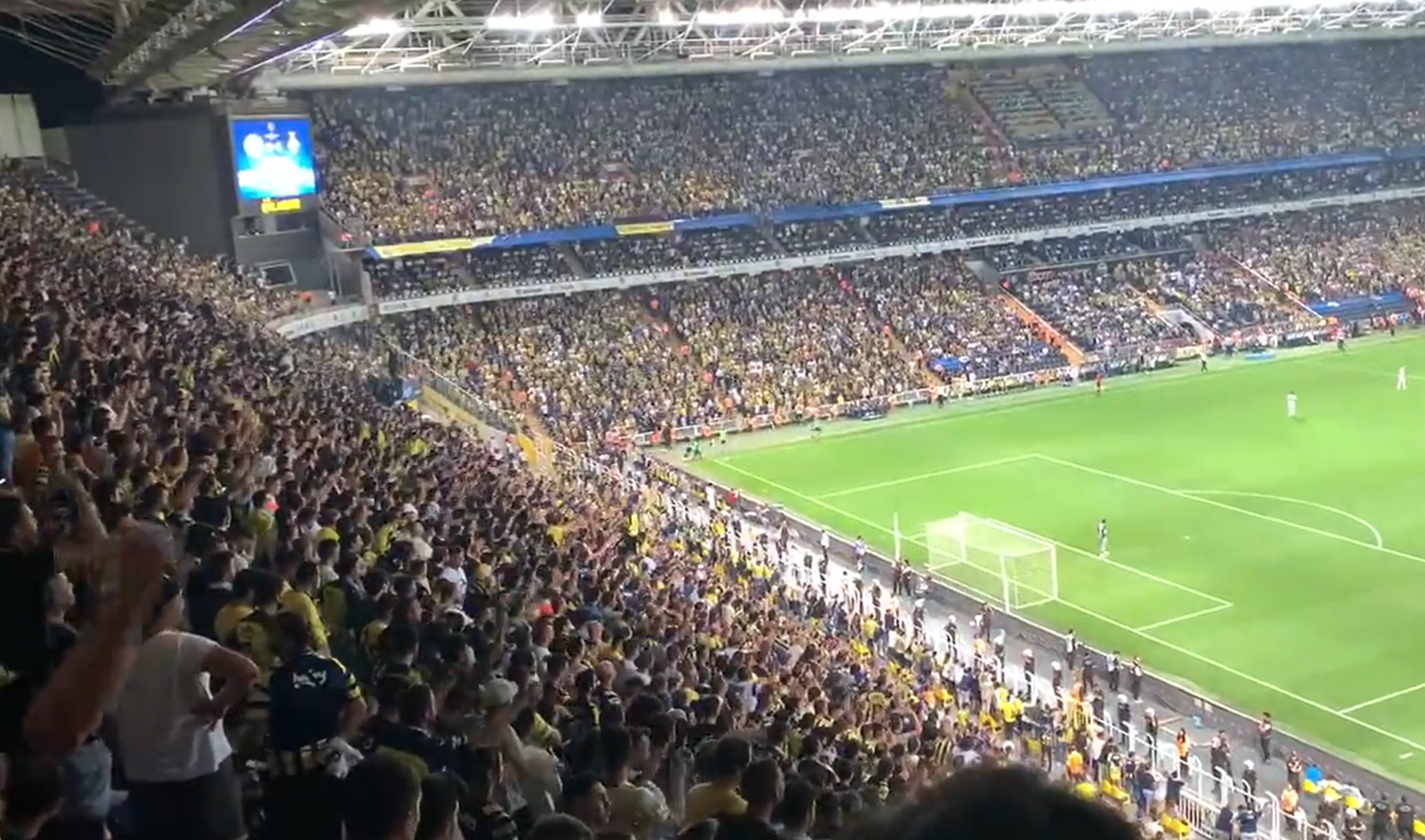 Fanii lui Fenerbahce au scandat numele lui Vladimir Putin în meciul cu Dinamo Kiev