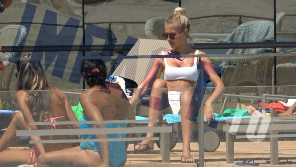 Cât a ajuns să coste un şezlong pe plaja lui Ciprian Marica din Mamaia. Vedeta face avere în timp ce soţia lui întoarce toate privirile