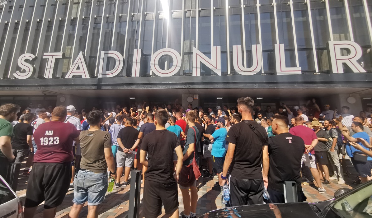Fanii Rapidului, la coadă pentru bilete la derby-ul cu FCSB