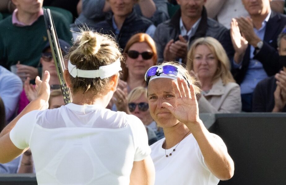 Simona Halep și Kirsten Flipkens, la finalul meciului de la Wimbledon 2022