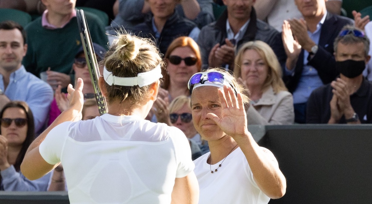 Simona Halep și Kirsten Flipkens, la finalul meciului de la Wimbledon 2022
