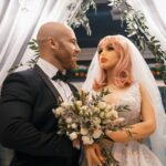 S-a căsătorit cu o păpușă, a divorțat și acum este din nou în luna de miere. Bărbatul celebru are o nouă „soție de plastic”