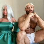 S-a căsătorit cu o păpușă, a divorțat și acum este din nou în luna de miere. Bărbatul celebru are o nouă „soție de plastic”