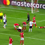 Accidentare incredibilă în Benfica – Dinamo Kiev! Doi jucători ai lusitanilor s-au ciocnit violent cap în cap și s-au umplut de sânge
