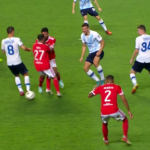 Accidentare incredibilă în Benfica – Dinamo Kiev! Doi jucători ai lusitanilor s-au ciocnit violent cap în cap și s-au umplut de sânge