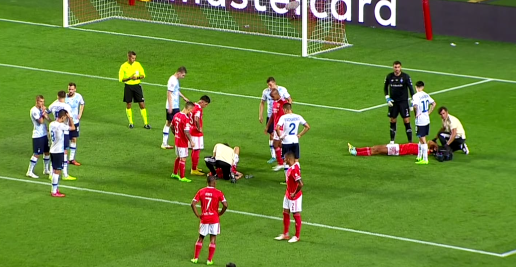 Accidentare incredibilă în Benfica – Dinamo Kiev! Doi jucători ai lusitanilor s-au ciocnit violent cap în cap și s-au umplut de sânge