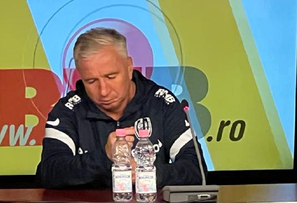 Dan Petrescu, în timpul unei conferenţe de presă