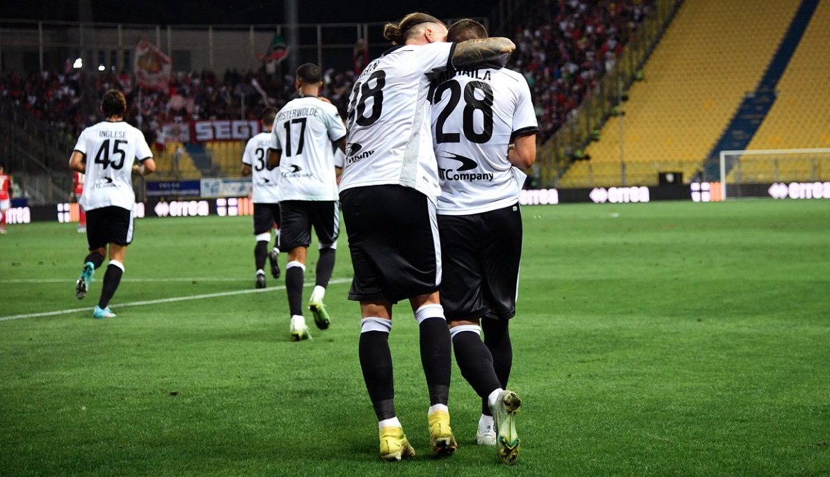 Dennis Man și Valentin Mihăilă, într-un meci pentru Parma