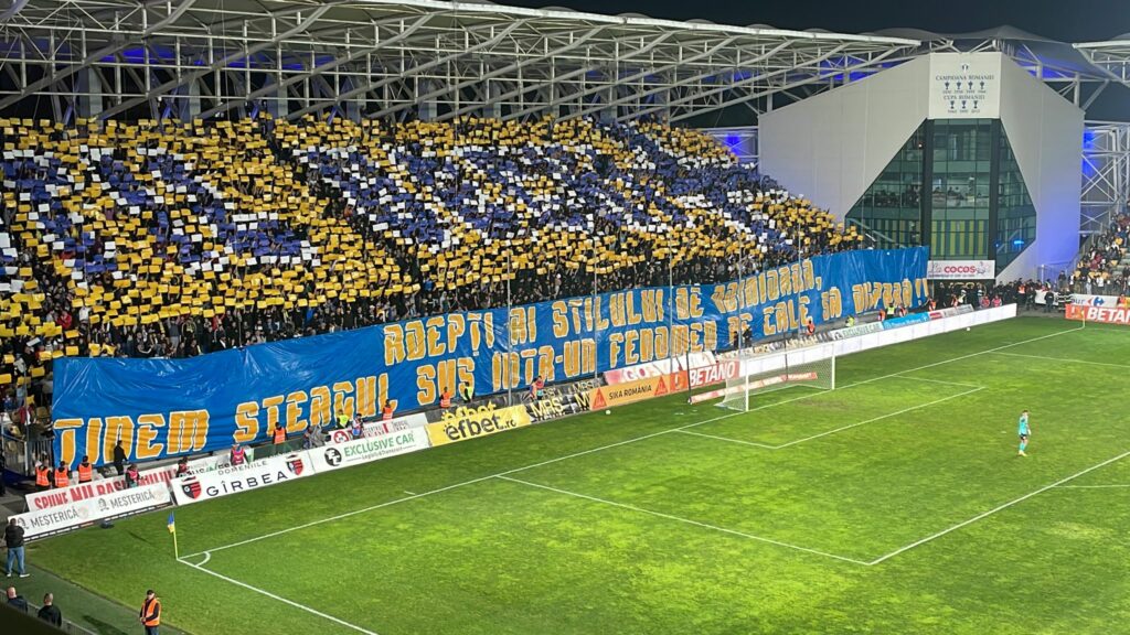 Atmosferă electrizantă la Petrolul – FCSB! Meciul a fost întrerupt din cauza fumigenelor. Coregrafie magică afișată de fanii ploieșteni