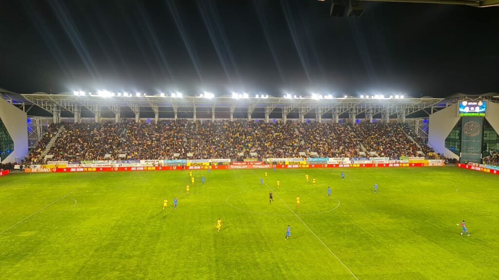 Atmosferă electrizantă la Petrolul – FCSB! Meciul a fost întrerupt din cauza fumigenelor. Coregrafie magică afișată de fanii ploieșteni