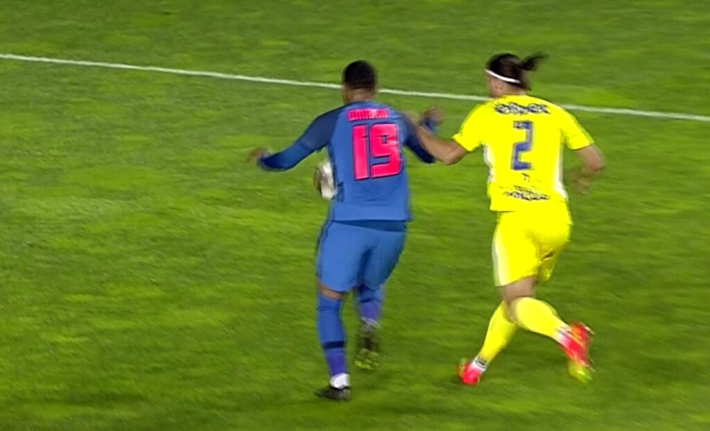 Billel Omrani, busculat în careu de Huja! FCSB putea primi penalty cu Petrolul, dar Horaţiu Feşnic nu a intervenit