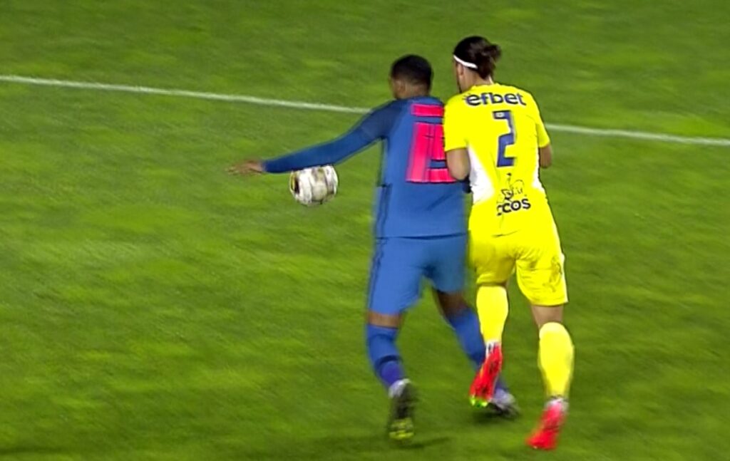 Billel Omrani, busculat în careu de Huja! FCSB putea primi penalty cu Petrolul, dar Horaţiu Feşnic nu a intervenit