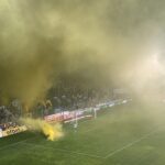 Atmosferă electrizantă la Petrolul – FCSB! Meciul a fost întrerupt din cauza fumigenelor. Coregrafie magică afișată de fanii ploieșteni