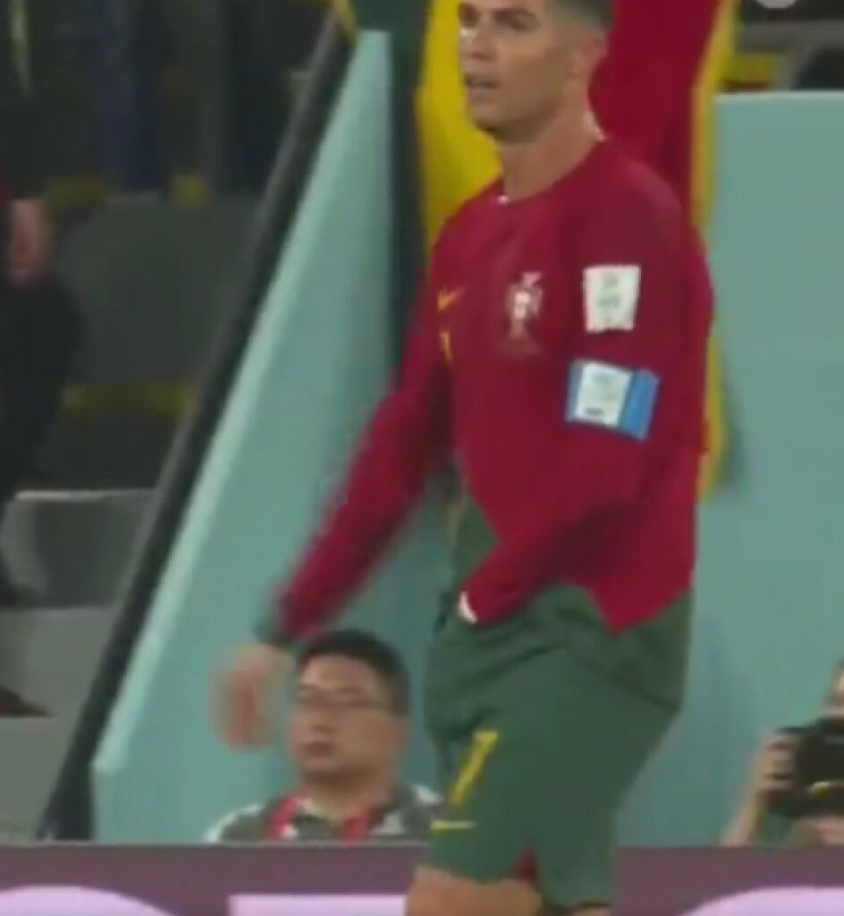 CM 2022 | Moment bizar cu Cristiano Ronaldo! Starul portughez a scos ceva din pantaloni și a început să mănânce, în meciul cu Ghana
