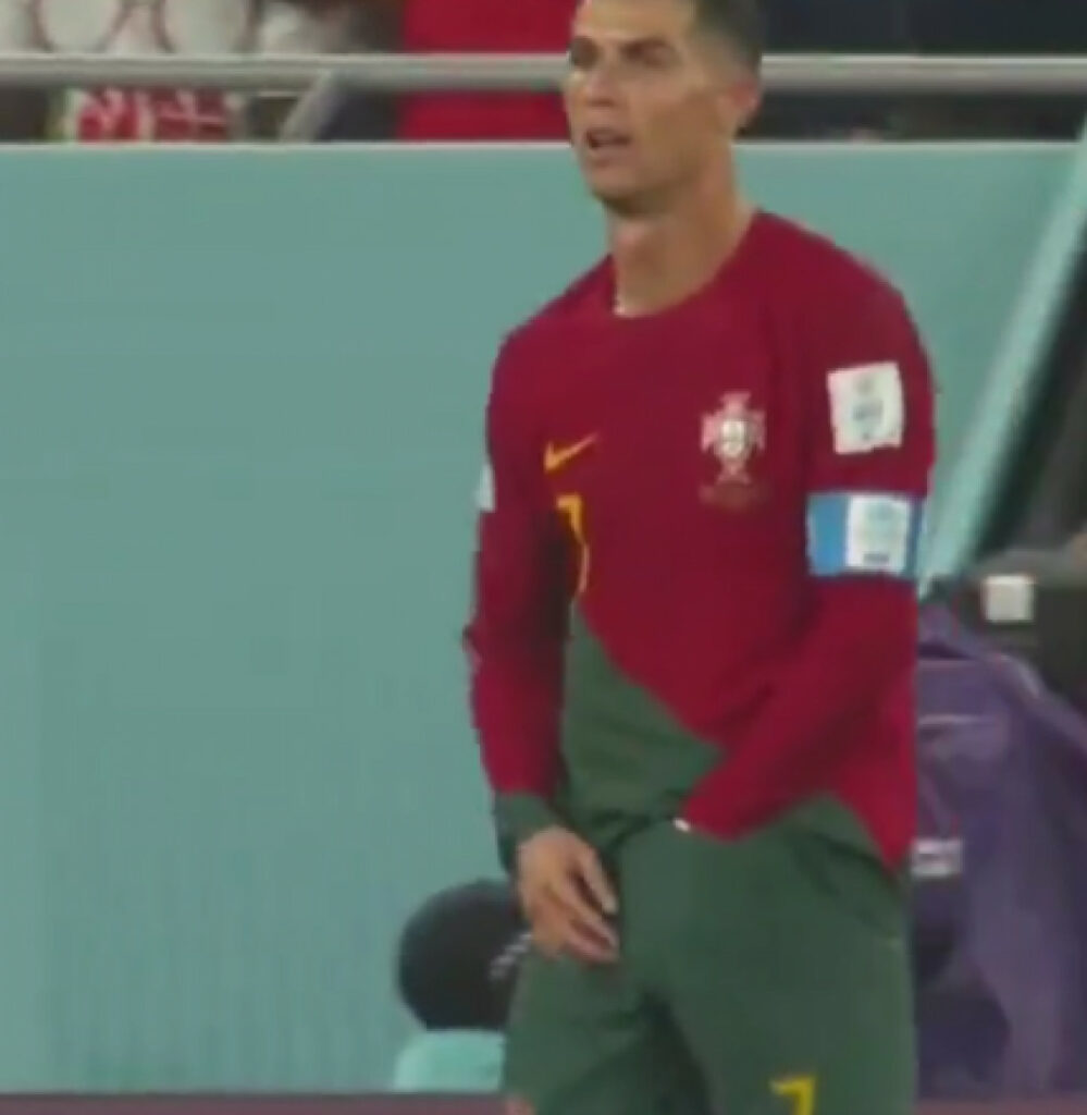 CM 2022 | Moment bizar cu Cristiano Ronaldo! Starul portughez a scos ceva din pantaloni și a început să mănânce, în meciul cu Ghana