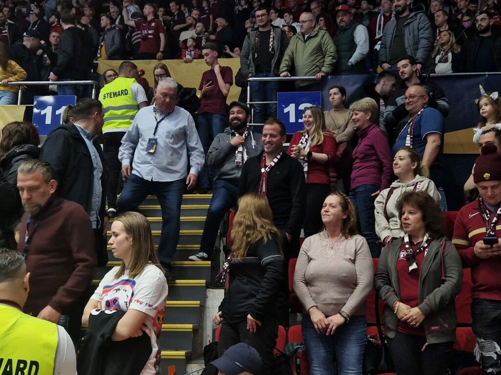 Rafael van der Vaart, spectator de lux la Rapid – Buducnost 39 – 29! Imagini de senzație cu fostul jucător al lui Real Madrid, în sala Polivalentă