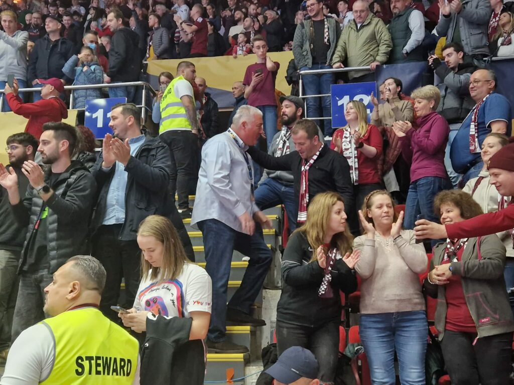 Rafael van der Vaart, spectator de lux la Rapid – Buducnost 39 – 29! Imagini de senzație cu fostul jucător al lui Real Madrid, în sala Polivalentă