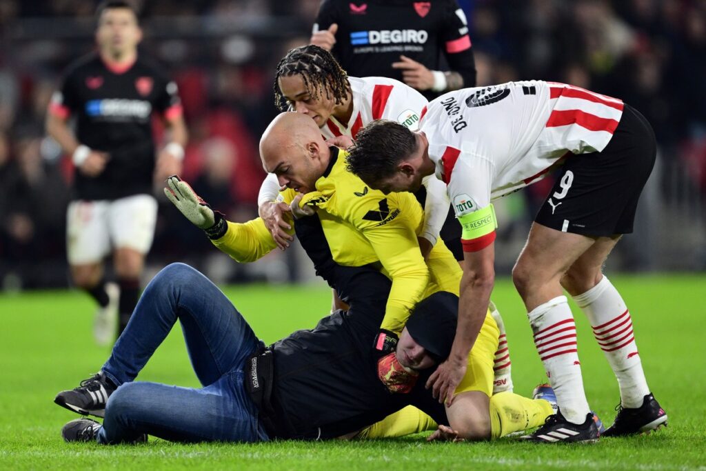 Scene șocante în PSV – Sevilla! Portarul oaspeților a pus la pământ un fan care a încercat să-l atace