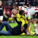 Scene șocante în PSV – Sevilla! Portarul oaspeților a pus la pământ un fan care a încercat să-l atace