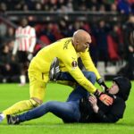 Scene șocante în PSV – Sevilla! Portarul oaspeților a pus la pământ un fan care a încercat să-l atace